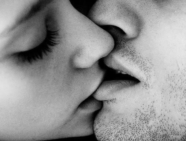 Чем чаще мужчина целуют любимую, тем больше он зарабатывает — ученые