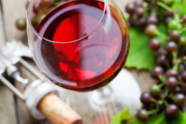 Ученые: Бокал вина может заменить тренировку в спортзале